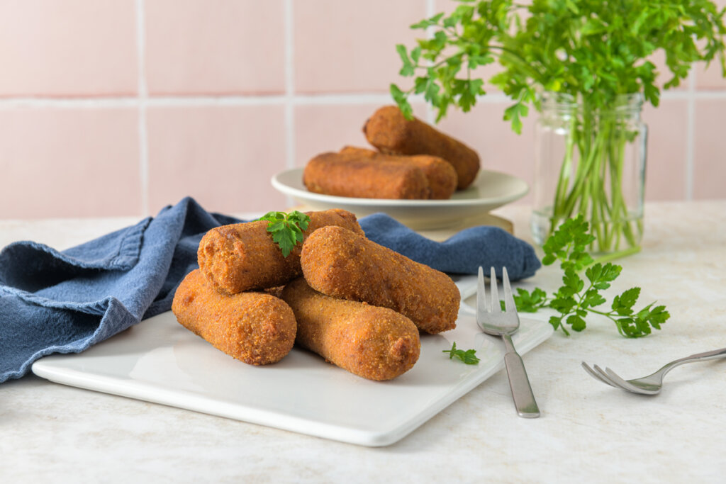 Croquetes de calabresa no prato branco