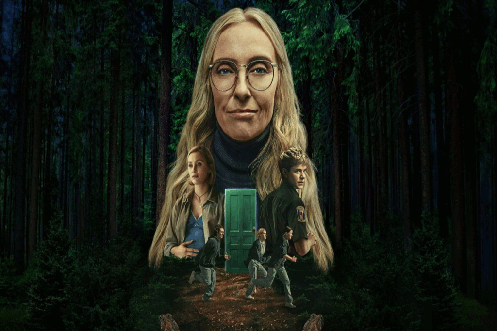 Imagem de uma floresta, com uma porta verde no meio, e a imagem de uma mulher loira de óculos acima da porta e ao lado a imagem de um casal e três jovens correndo