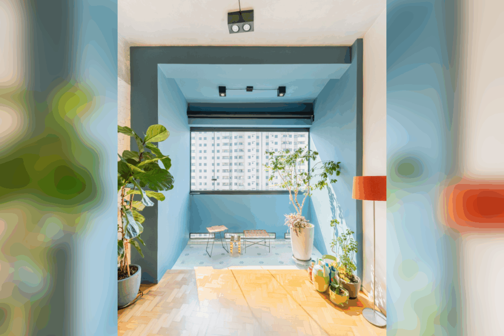 Sala de estar com teto e paredes na cor azul e com banquetas e vaso de planta grande branco e outros menores coloridos e um abajur alto laranja