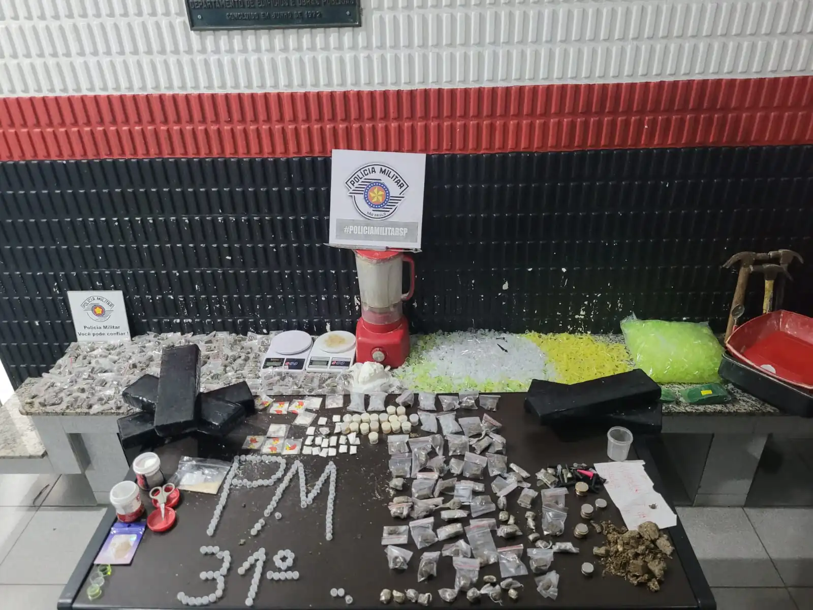 Polícia encontra tijolos de maconha dentro de geladeira em Arujá