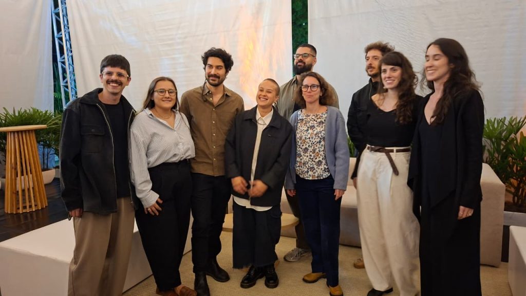 Na foto estão oito dos arquitetos autores do projeto e a Presidente do Instituto dos Arquitetos do Brasil (IAB), Raquel Schenkman | Foto: Nicolly Asssis
