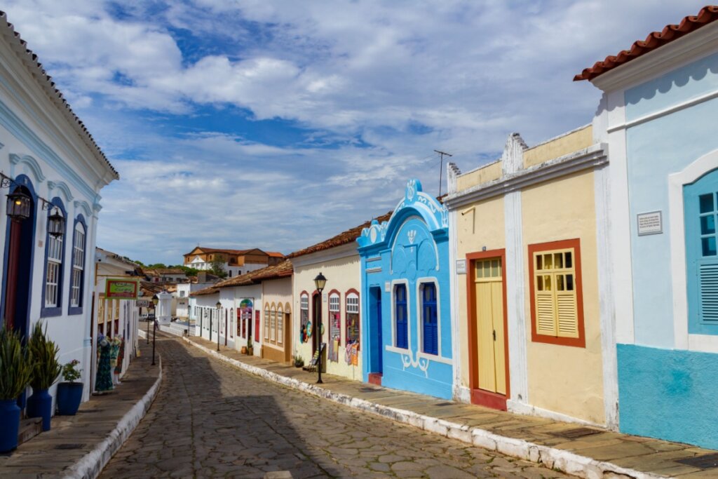 Imagem de casas coloridas uma ao lado da outra em centro na cidade