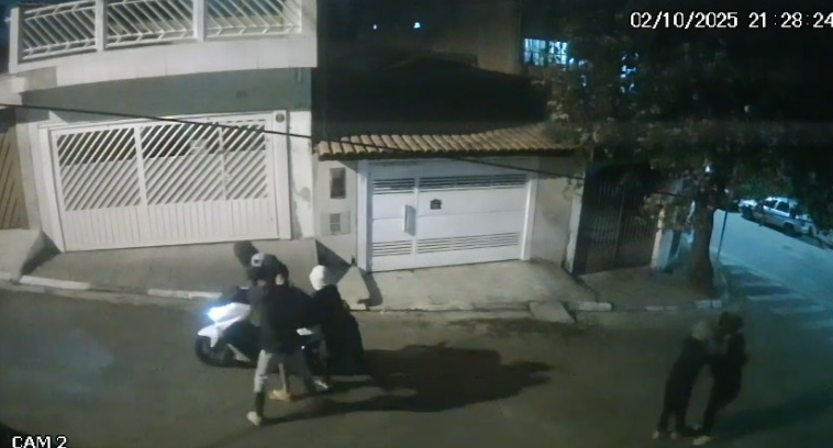Vídeo: quadrilha cerca mulher e rouba motocicleta na Vila Monteiro, em Poá