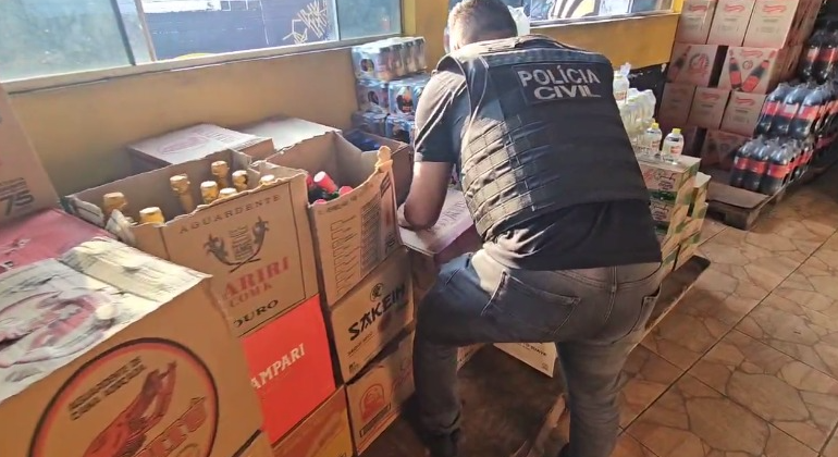 Polícia Civil apreende 170 garrafas de bebidas com suspeita de adulteração no Alto Tietê
