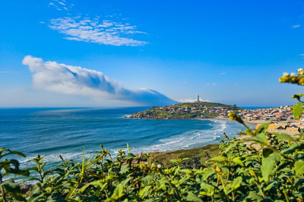 Vista de cima de montanha e litoral de Laguna em Santa Catarina