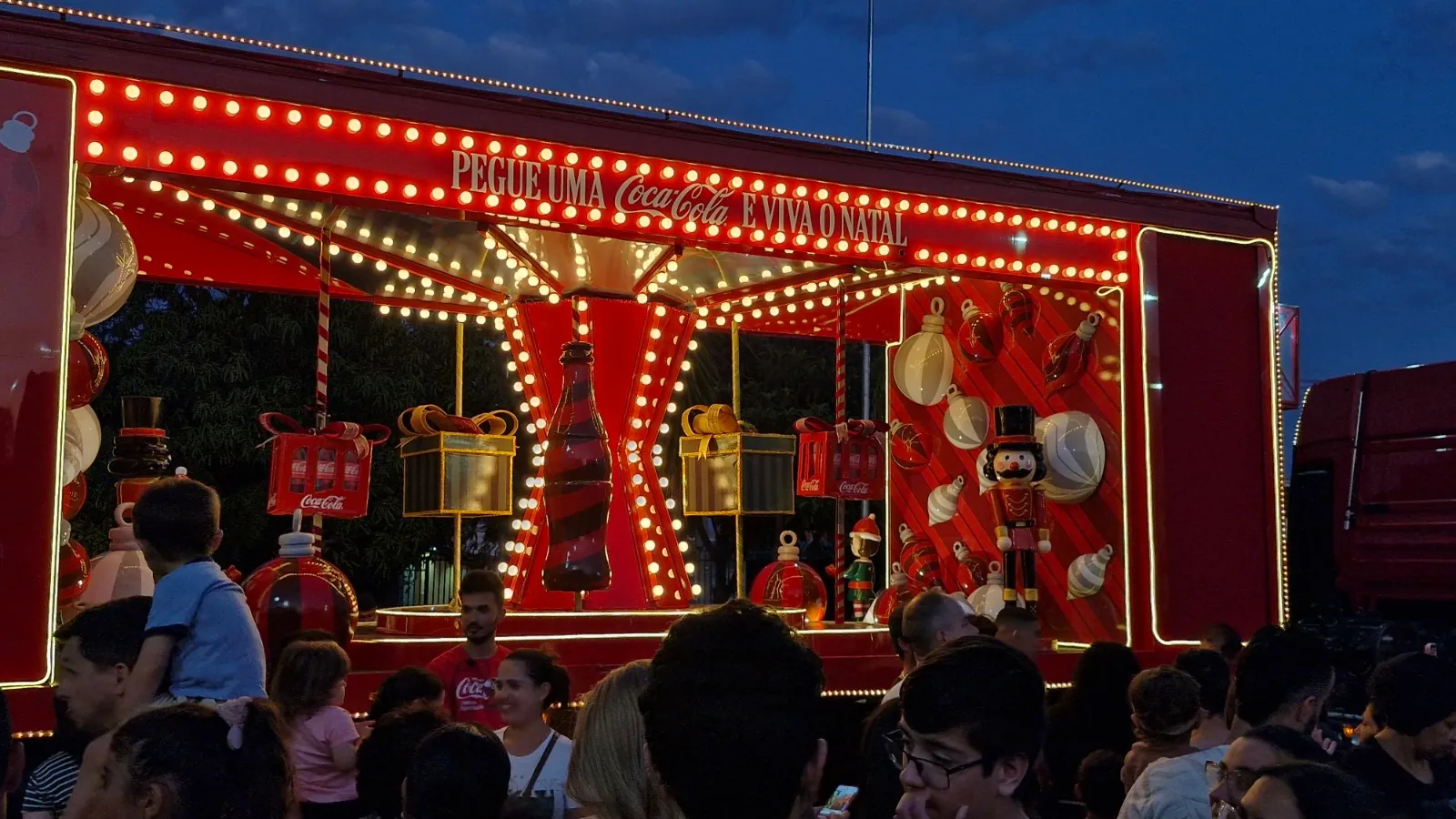Caravana da Coca-Cola já é tradição natalina de família mogiana