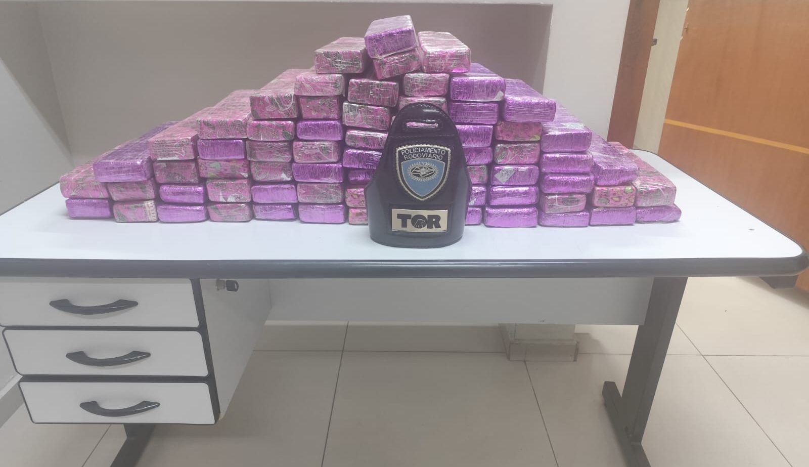 Polícia Rodoviária prende homem com 50 kg de maconha na Ayrton Senna, em Guararema