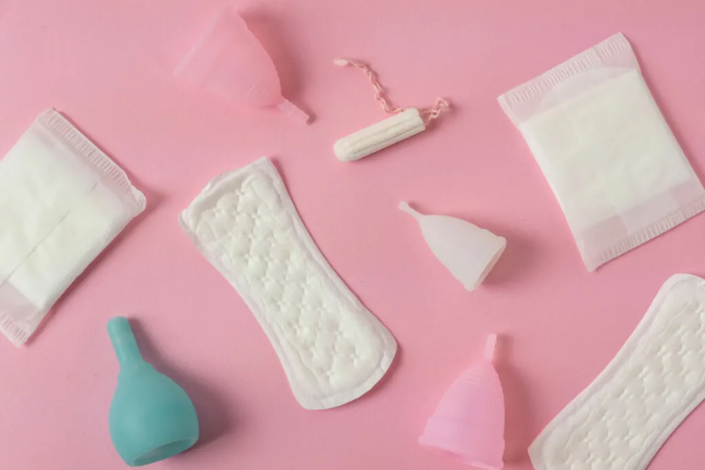 Primeira menstruação: veja o que a sua filha precisa saber sobre a menarca