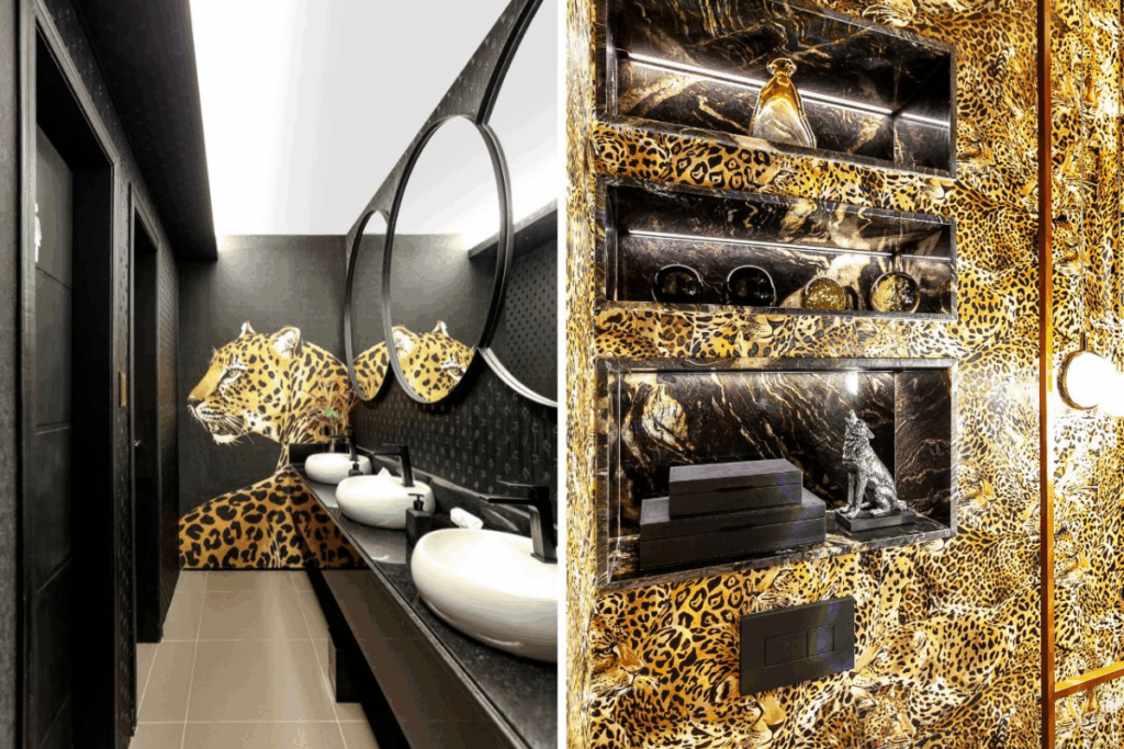 Banheiro com três pias brancas e cabines e papel de parede preto com onça-pintada, e ao lado a imagem de uma parede de banheiro com papel de parede de oncinha e nichos de pedra escura com objetos de decoração