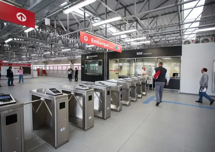 Homem morre após mal súbito em escada rolante da estação Ferraz de Vasconcelos