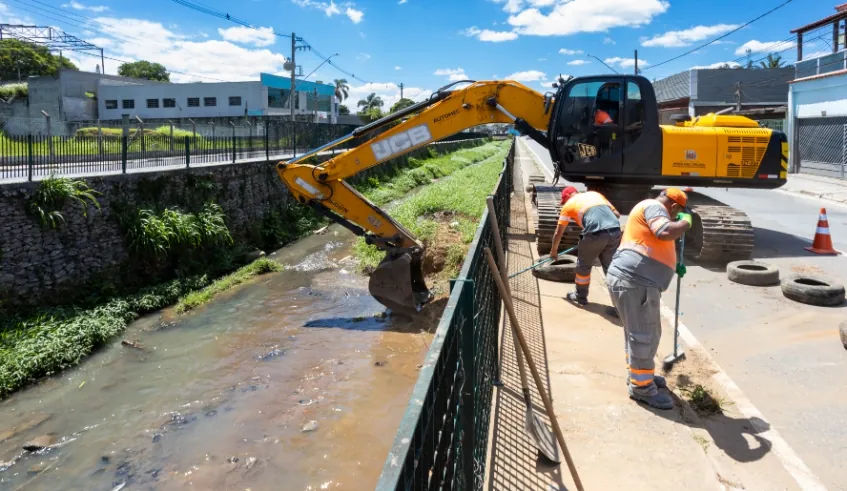 Com 1.082 toneladas de sedimentos removidos, limpeza no Córrego do Gregório é finalizada