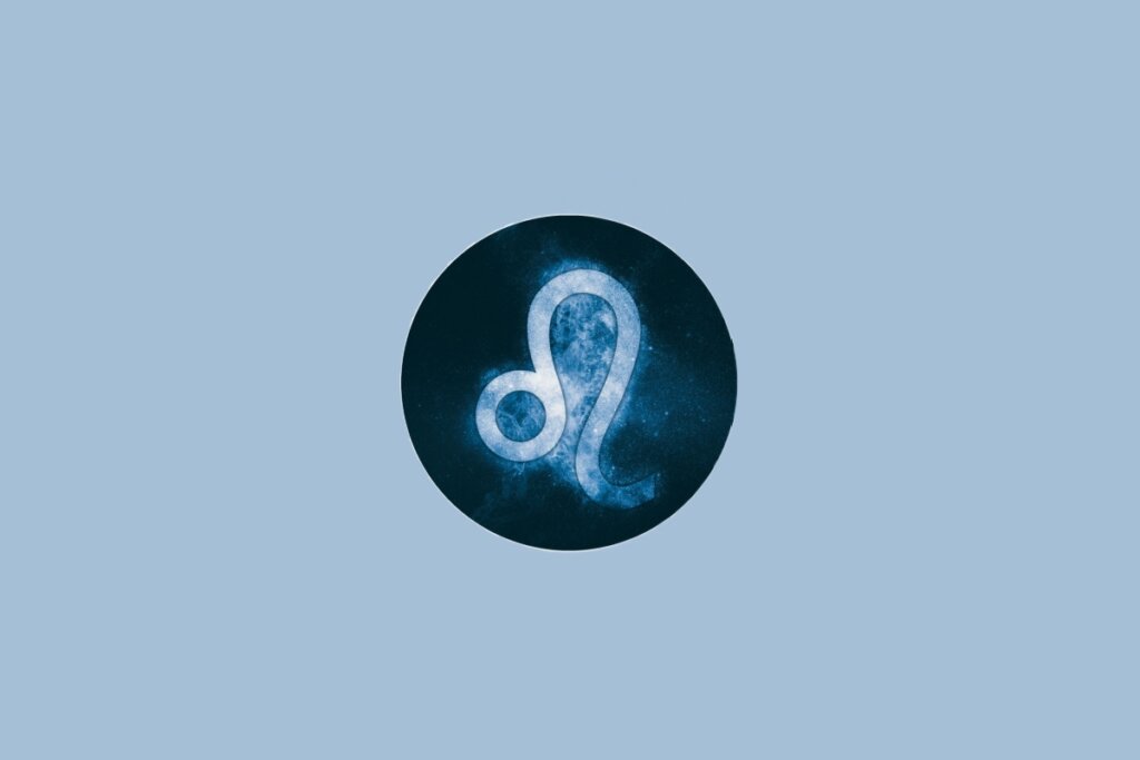 Ilustração do signo de Leão, em fundo azulado, com traço curvado que lembra uma cauda e uma esfera na extremidade