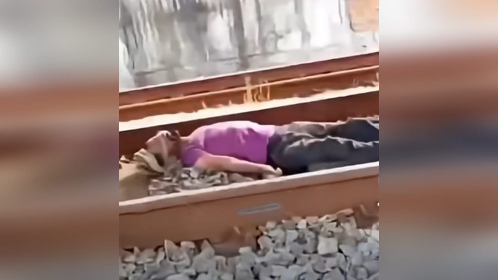 Homem deita nos trilhos do trem na linhas 12 da CPTM | Foto: Reprodução 