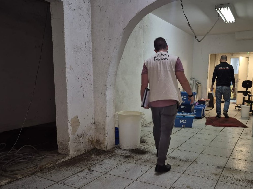 Drogaria é interditada em Suzano por problemas na estrutura e falta de limpeza