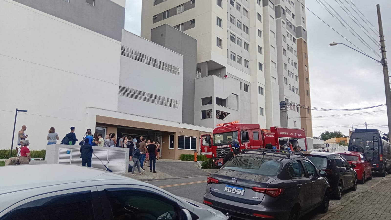 Incêndio em prédio em Mogi das Cruzes assusta moradores e deixa condomínio sem energia elétrica