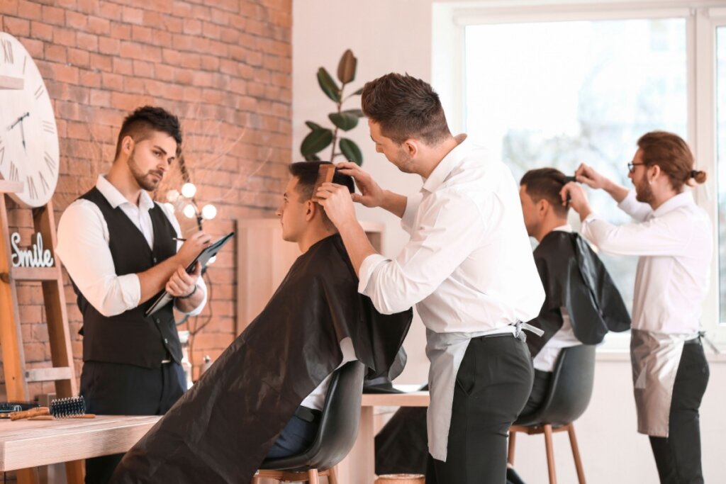 Nova geração de barbeiros: como o profissionalismo está transformando o setor