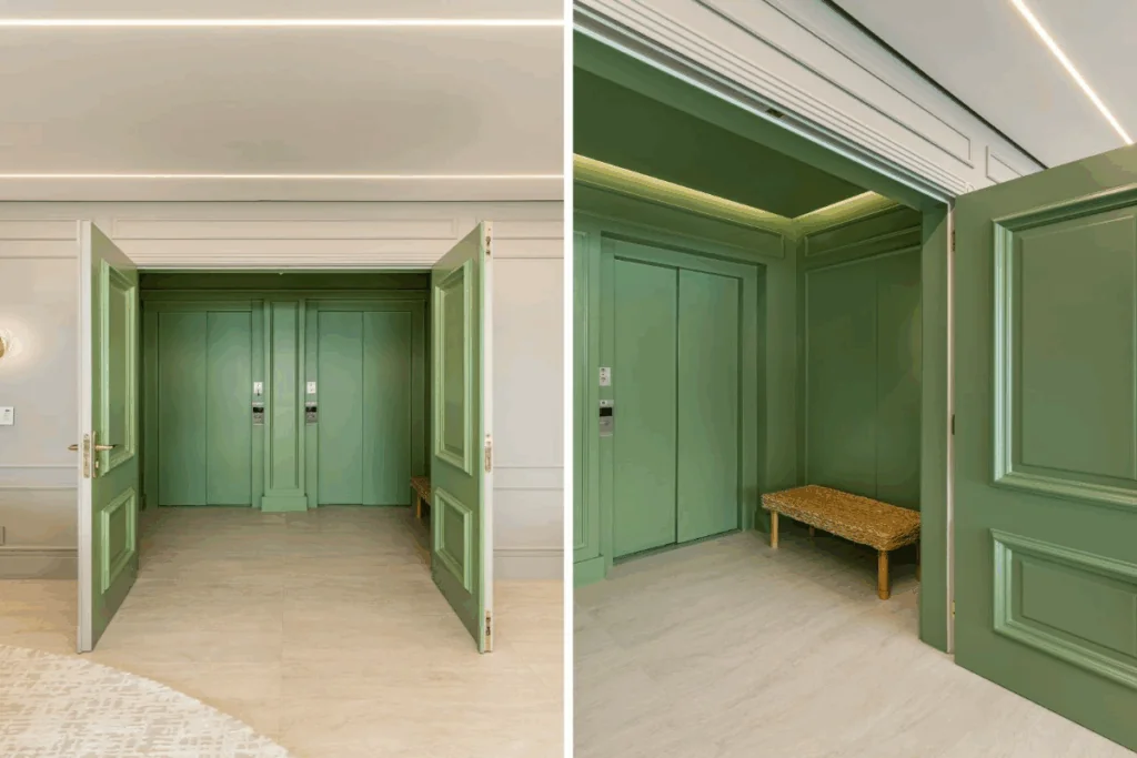 Corredor e portas com boiserie na cor verde com banco de madeira 