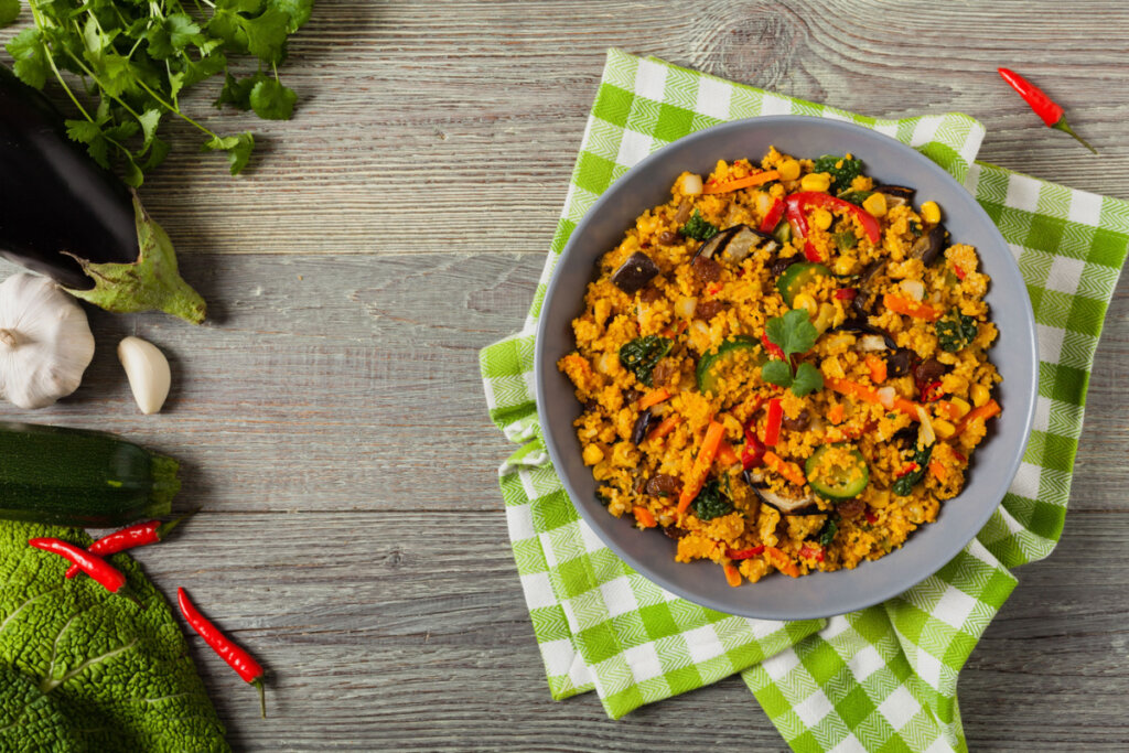 Cuscuz marroquino com vegetais em recipiente