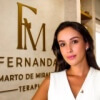 Mulher de cabelos escuros com roupa branca