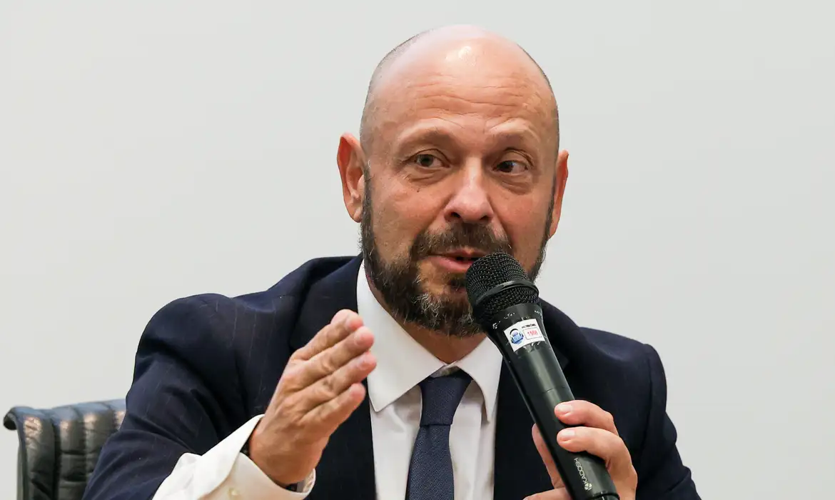 Aposentados têm até 14 de fevereiro para pedir ressarcimento, diz presidente do INSS