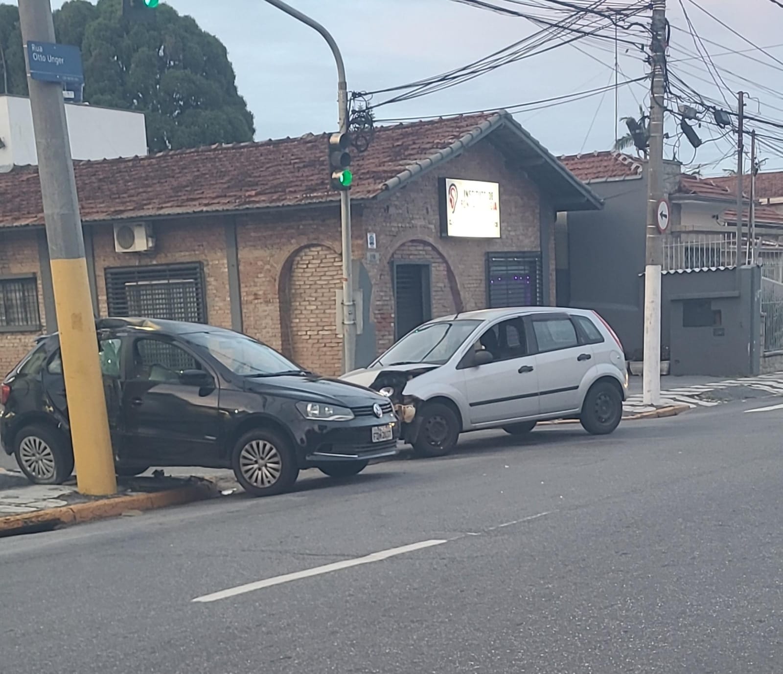 Acidente entre carros deixa dois feridos em Mogi das Cruzes