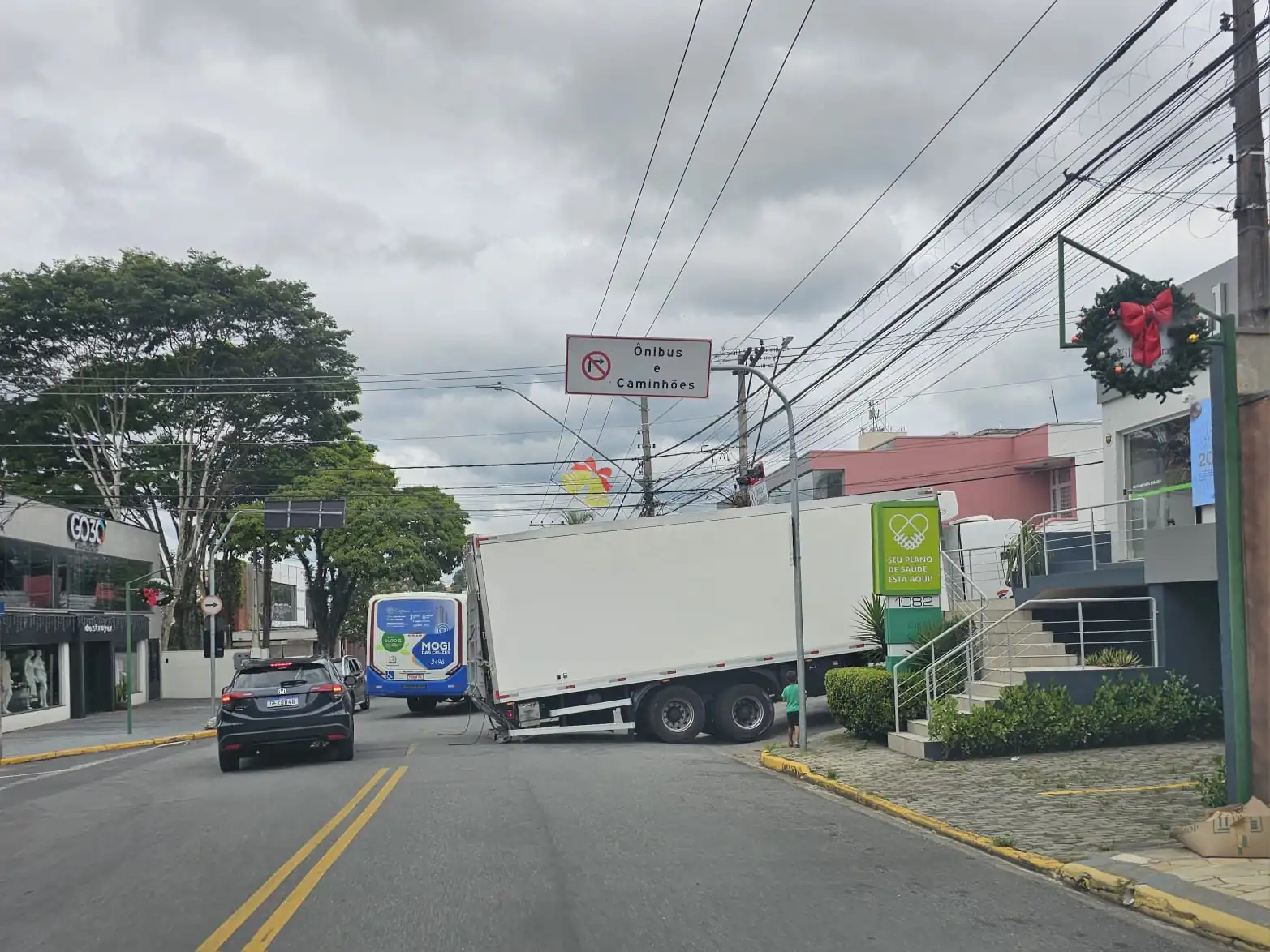 Mesmo com sinalização, caminhão entra em rua de Mogi das Cruzes com circulação proibida