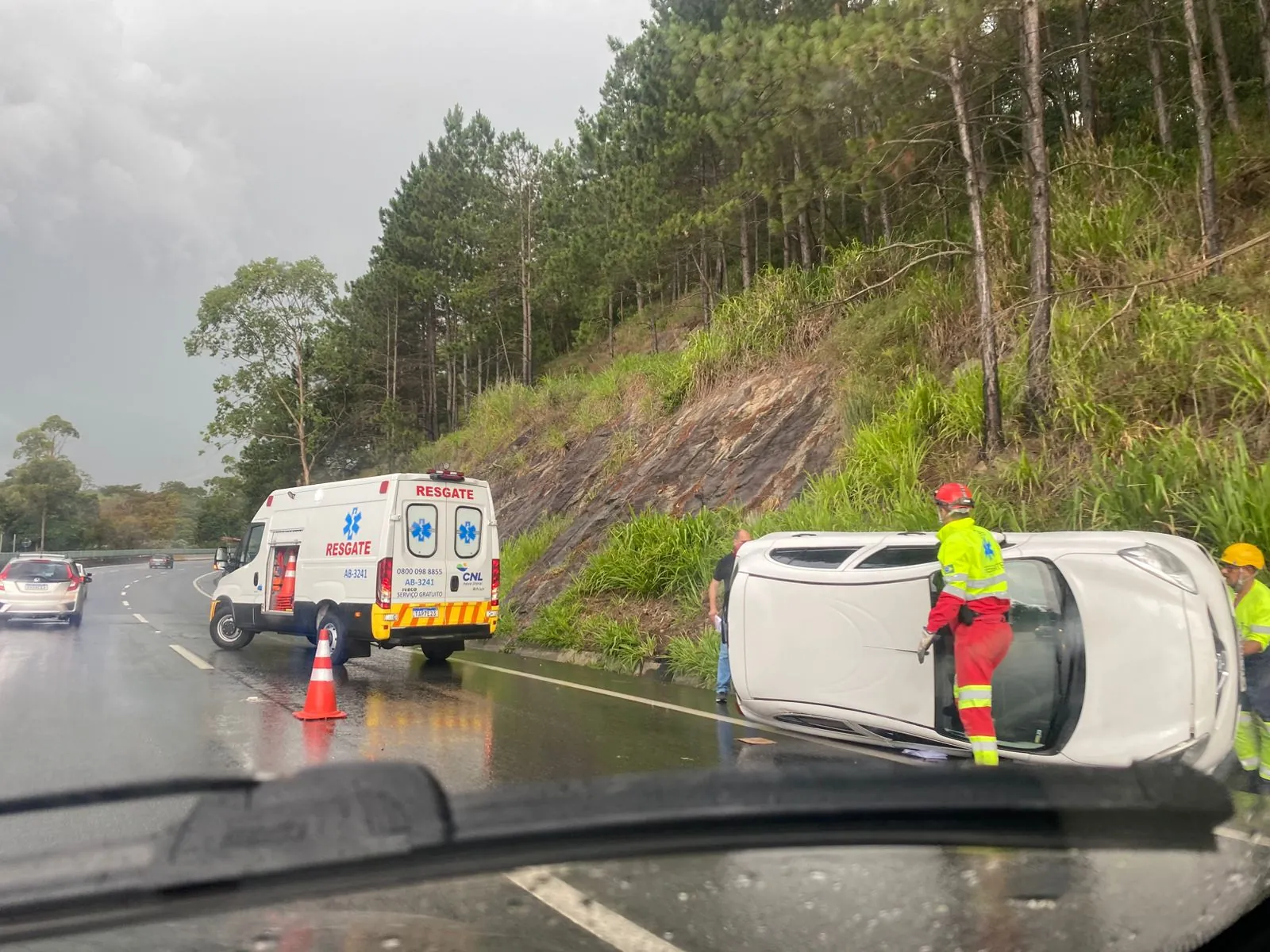 Carro capota na Mogi-Dutra na tarde desta quinta-feira (8)