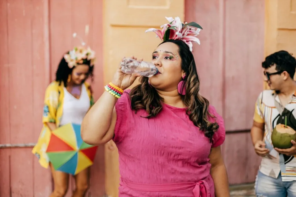 Carnaval sob calor recorde acende alerta para inchaço e dor nas pernas