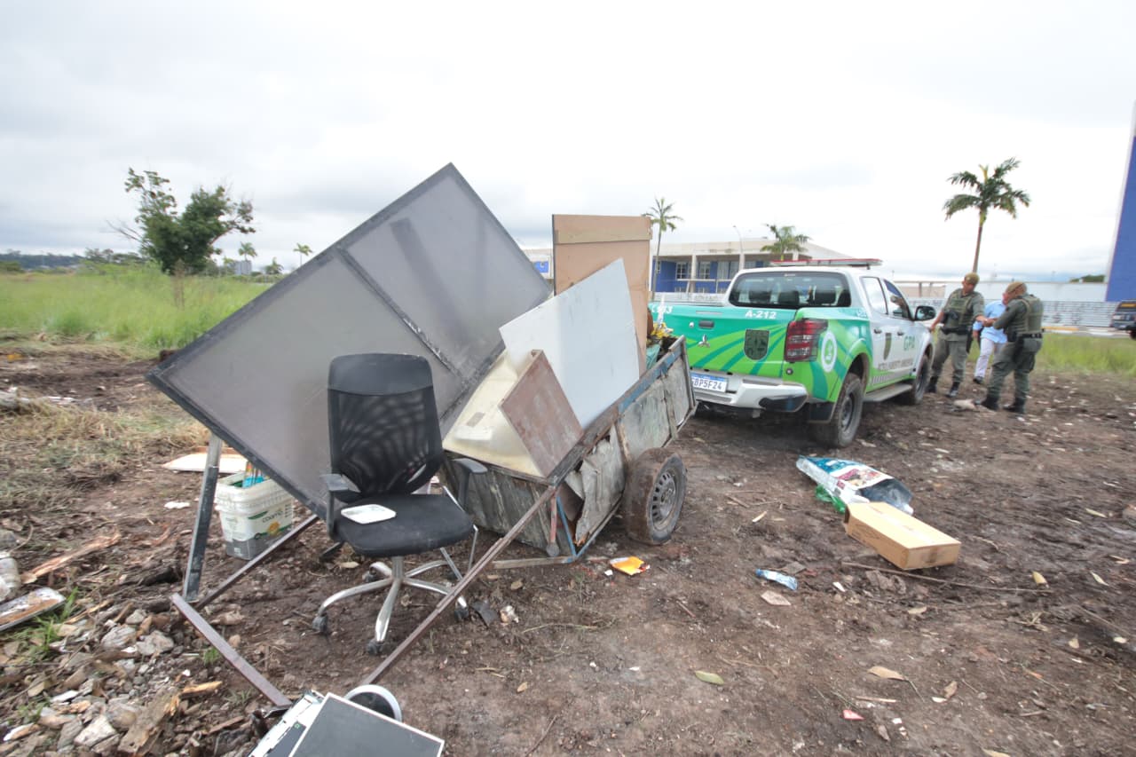 Homem é detido por descarte irregular ao lado da Lagoa Azul, em Suzano