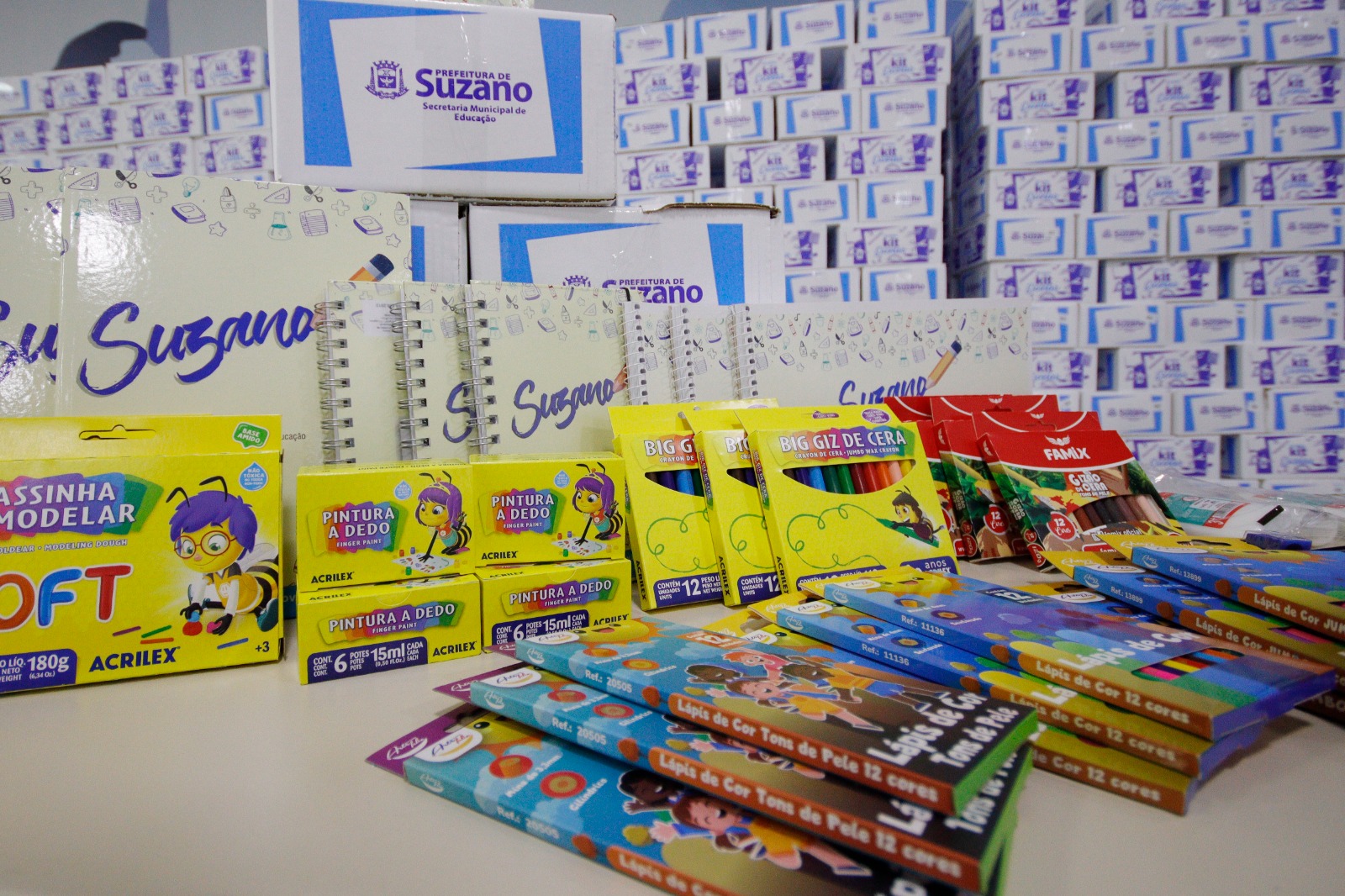 Suzano inicia entrega de kits e uniformes escolares para alunos da rede municipal