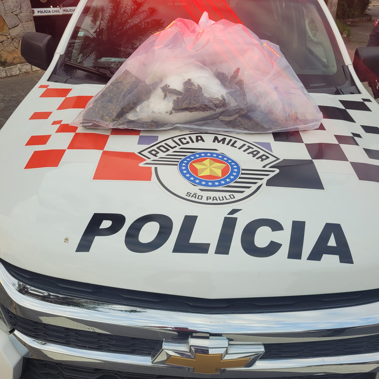 Homem foge pelo telhado durante ação da PM em “casa bomba” no Mirante, em Arujá
