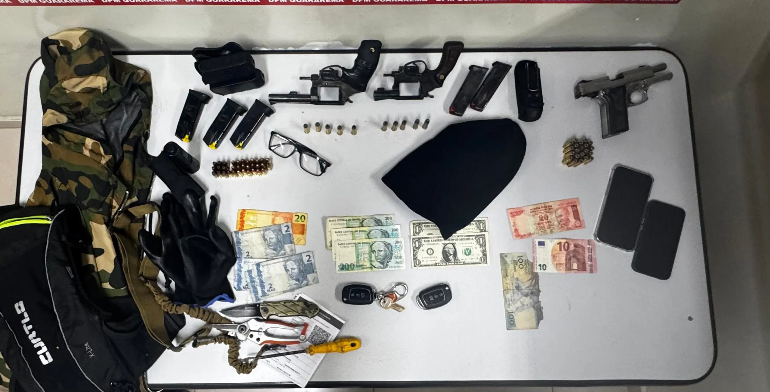 Após troca de tiros, PM prende 4 por roubo e invasão de residência em Guararema