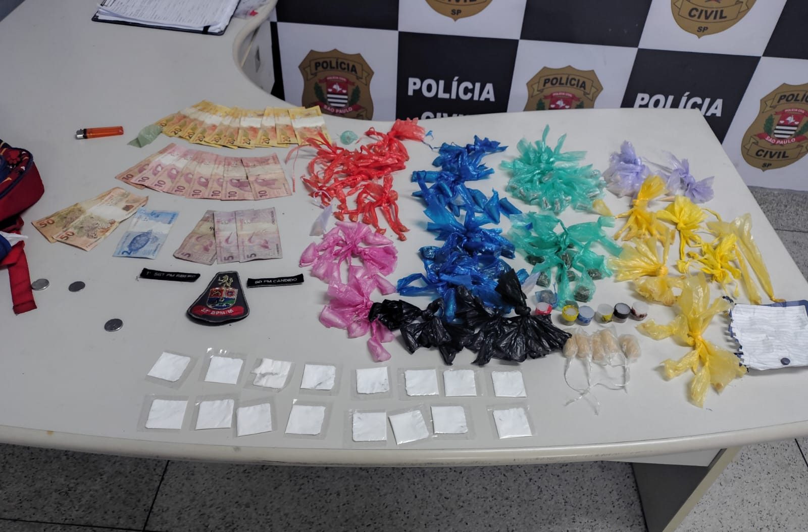 Homem procurado por roubo é preso com mais de 200 porções de drogas em Itaquá