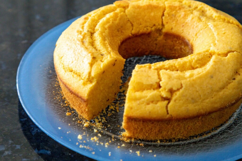 Bolo de milho em cima de uma travessa azul-claro 