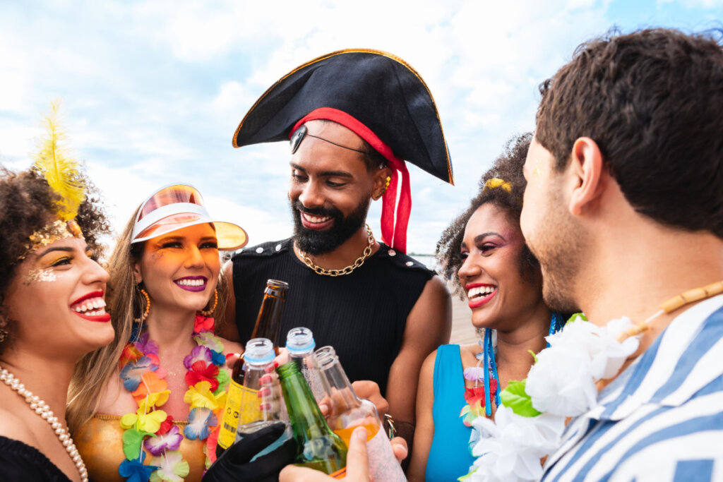 Pessoas fantasiadas reunidas para curtir o Carnaval