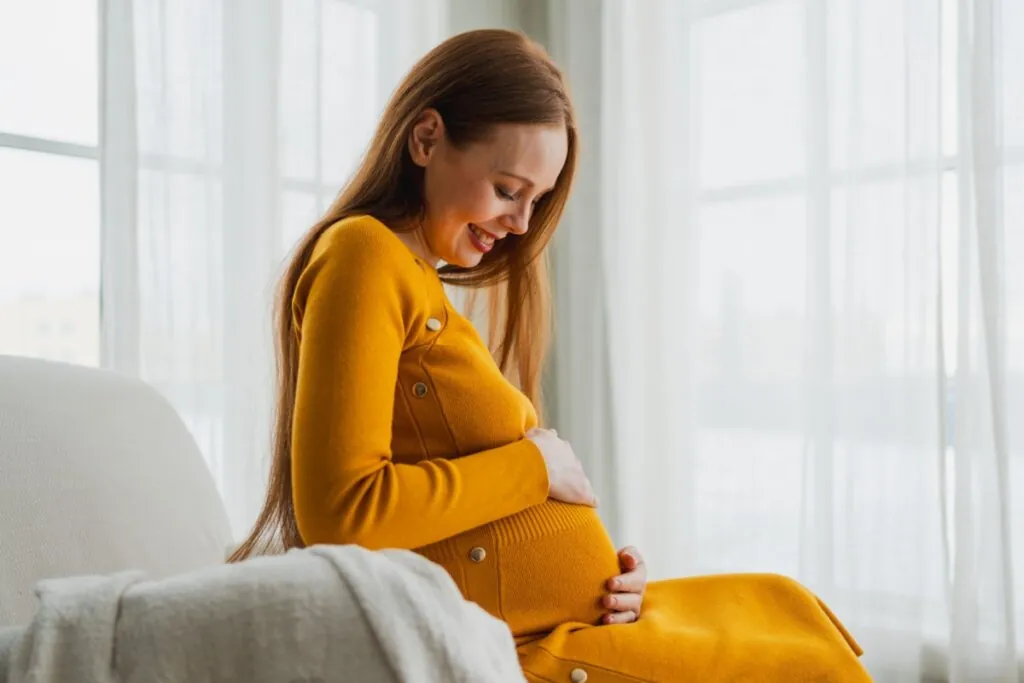 Relógio da fertilidade: por que o auge da carreira não acompanha a reserva ovariana?