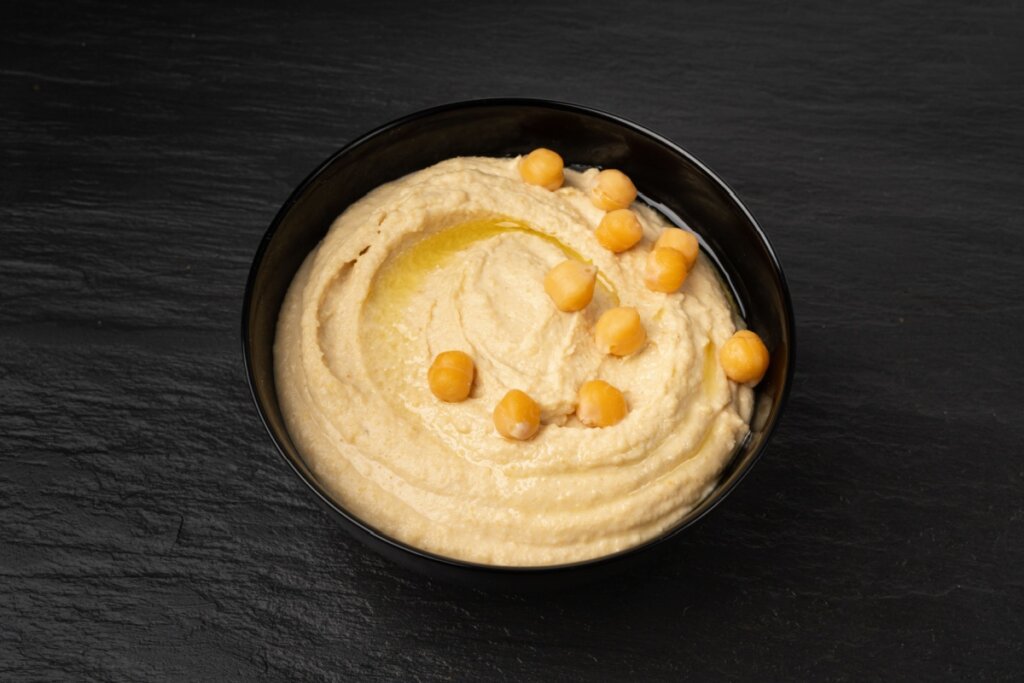Pasta de grão-de-bico em um recipiente preto 