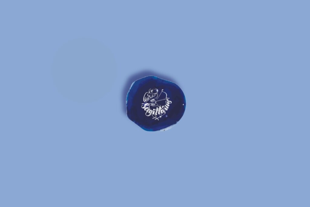 Ilustração do signo de sagitário, dentro de um círculo azul-escuro, em um fundo azul-claro