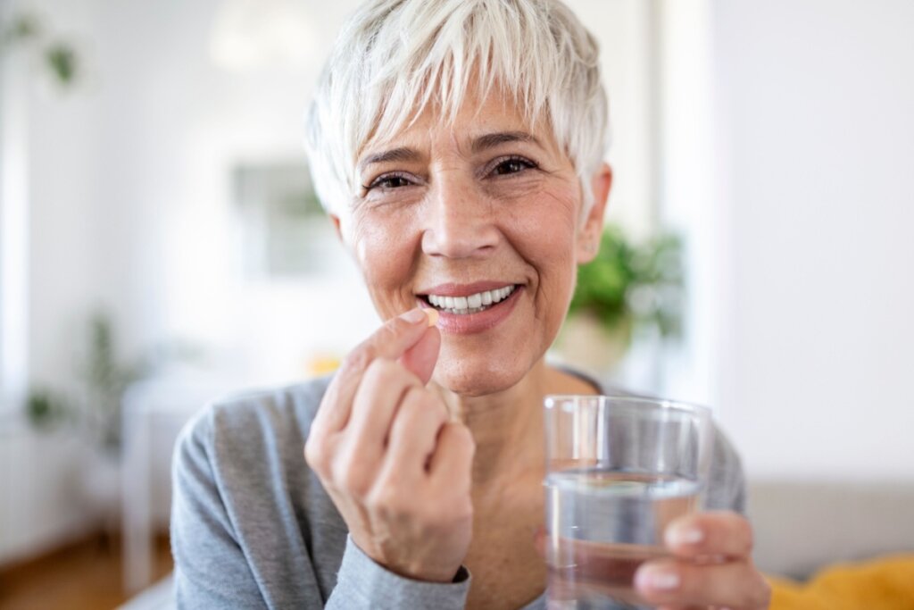 Cabelo na menopausa: veja como o período afeta a saúde dos fios