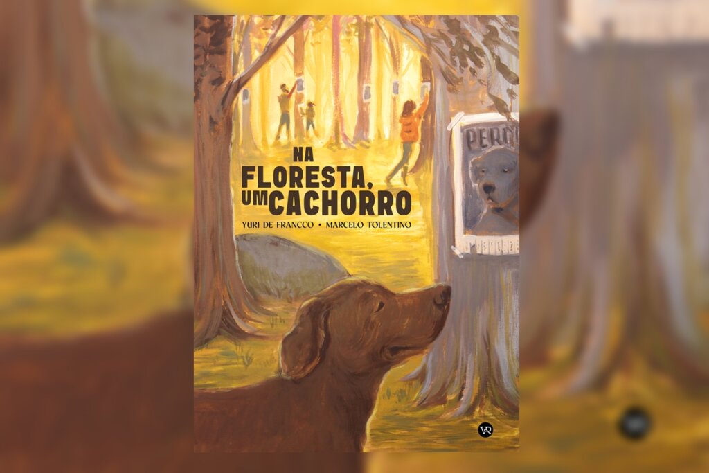 Ilustração em tons terrosos e amarelados de uma floresta. Em primeiro plano, vemos a cabeça de um cachorro marrom de perfil. Ao fundo, entre as árvores, pessoas aparecem colando cartazes de "Procurado" nos troncos, sugerindo a busca pelo animal. O título "NA FLORESTA, UM CACHORRO" está no centro.