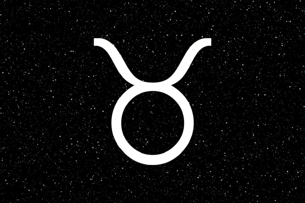 Símbolo de Touro com textura de galáxia azul e efeito de vidro, lembrando a cabeça de um boi com chifres, sobre um fundo de céu noturno azul-escuro profundo e estrelado.