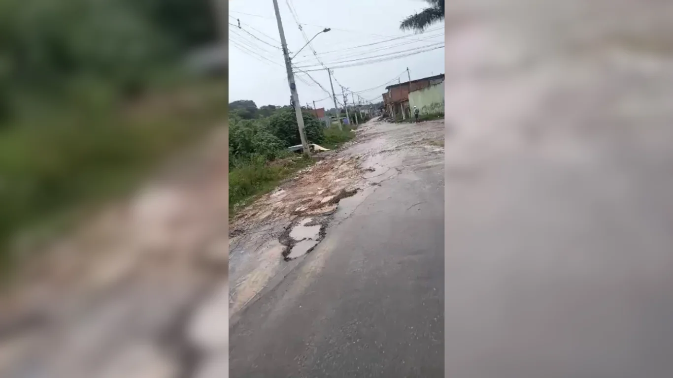 Moradora de Itaquaquecetuba reclama de condições do asfalto na Rua Roseira