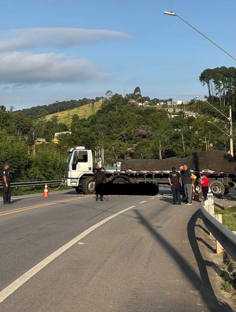 Acidente entre carreta e motocicleta interdita Rodovia Vereador Albino Rodrigues Neves, em Arujá