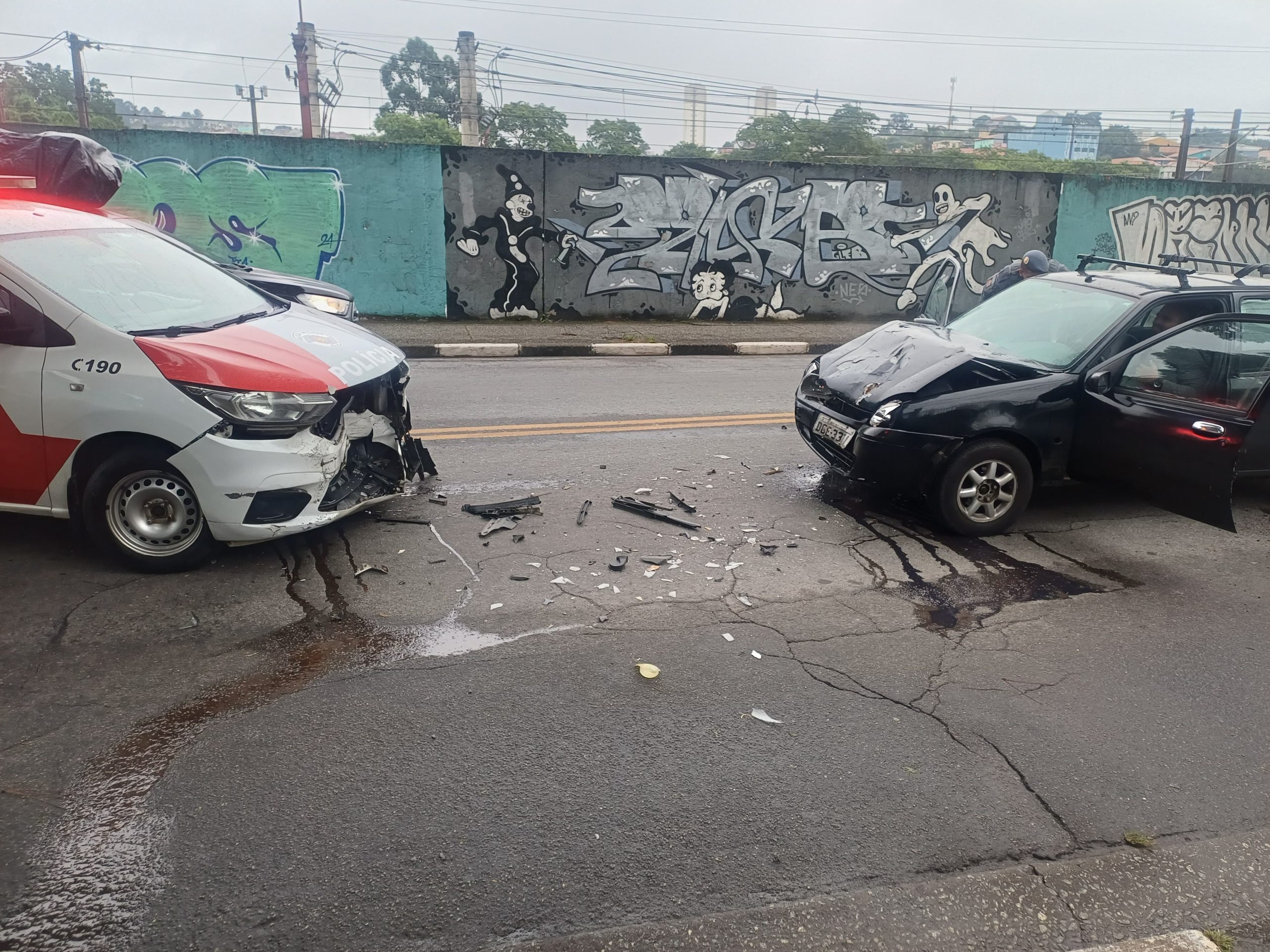 Motorista dorme ao volante, invade contramão e colide com viatura da PM em Ferraz