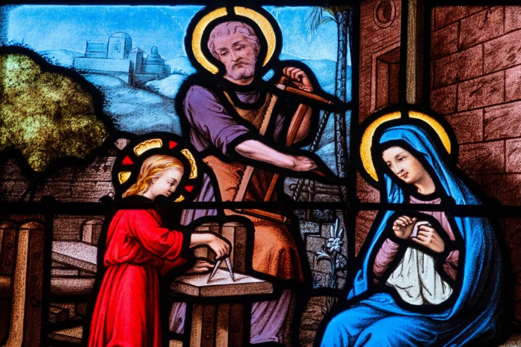 Vitral com São José, Maria e Jesus menino em uma oficina