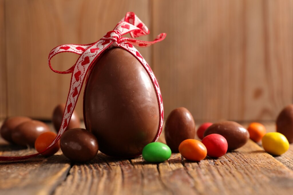 Ovos de Páscoa em cima de uma superfície de madeira