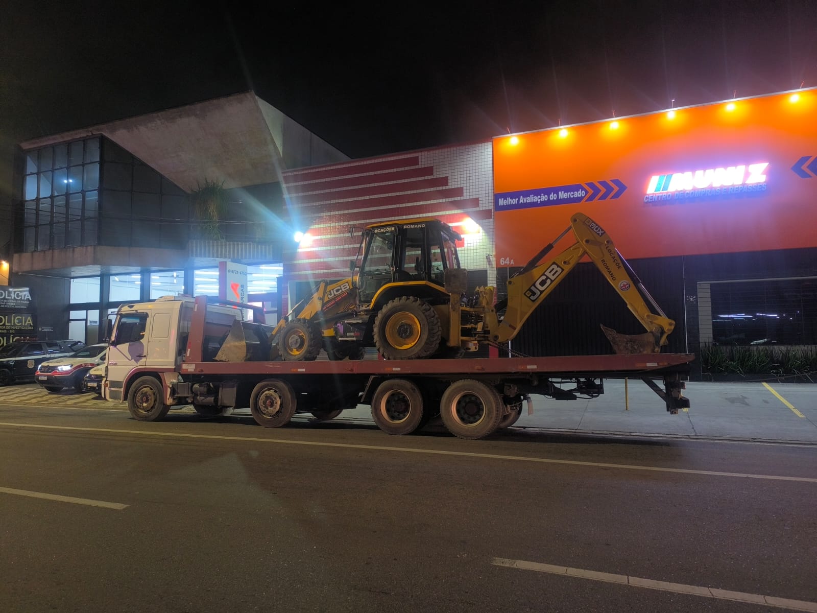 Homem é preso com retroescavadeira furtada na Rodovia Mogi-Bertioga