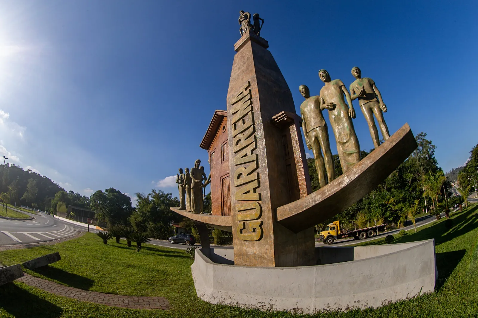 Tarcísio assina repasse de R$ 2,5 mi para Guararema por título de Estância Turística