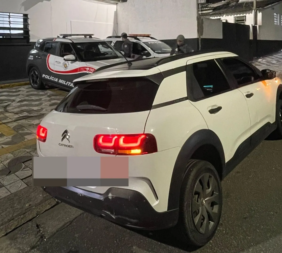 Trio é preso por roubo qualificado e carro é recuperado, em Suzano