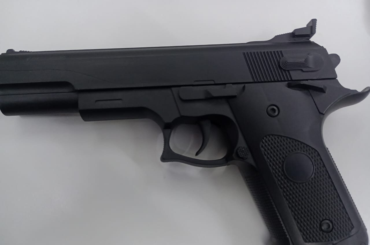 Homem invade restaurante, ameaça clientes com arma falsa e acaba detido pela PM em Mogi